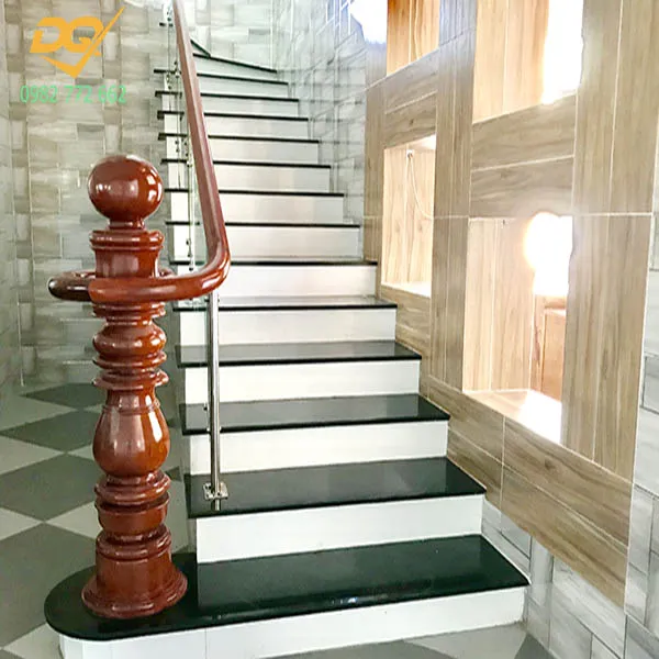 Mẫu cầu thang kính đẹp với tay vịn gỗ tròn truyền thống