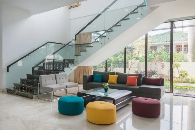 Alt: Mẫu cầu thang kính thẳng dành cho biệt thự hiện đại sang trọng