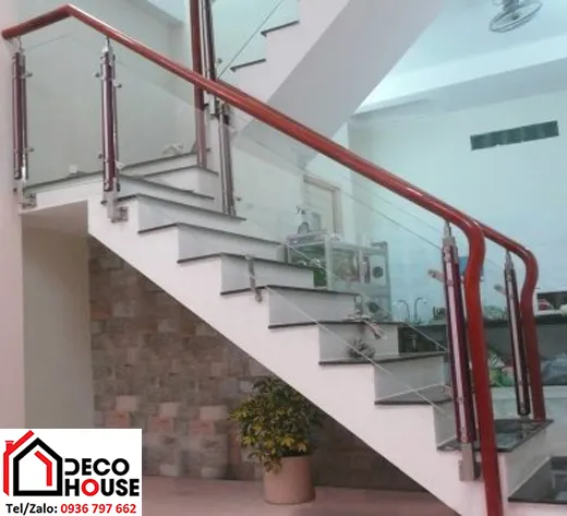 Alt: Cầu thang kính cường lực tay vịn gỗ tròn mang phong cách cổ điển