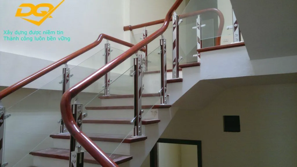 Mẫu cầu thang gỗ kính hiện đại với thiết kế thanh thoát và sang trọng