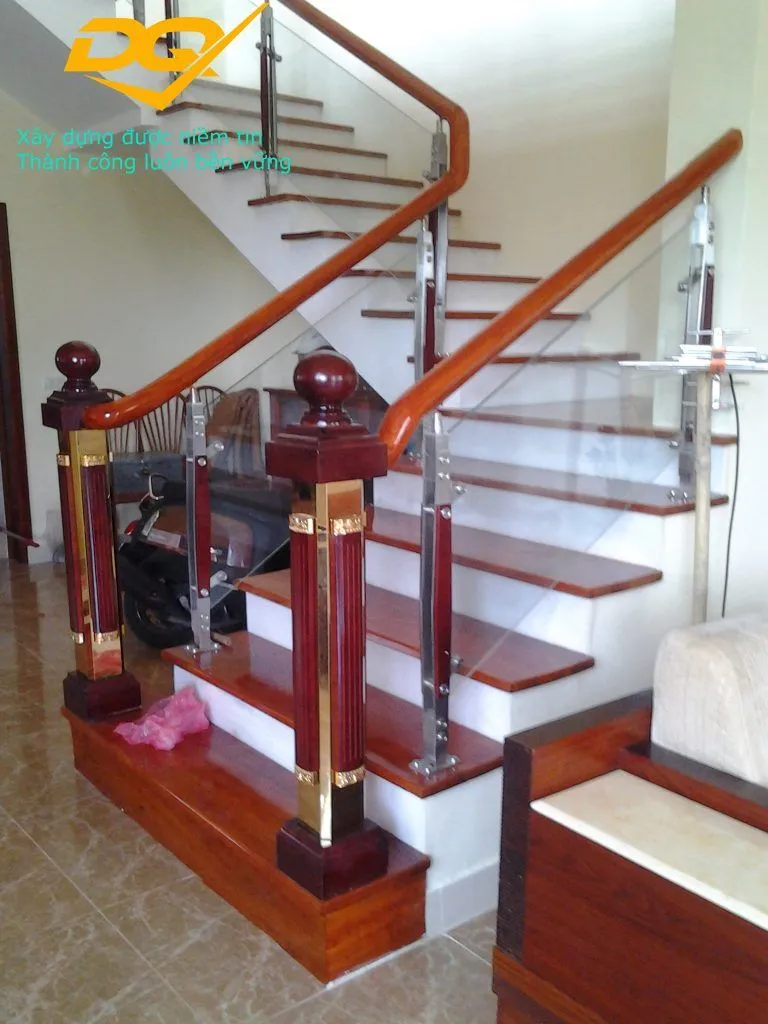 Sự kết hợp tinh tế giữa vật liệu gỗ và kính trong thiết kế cầu thang