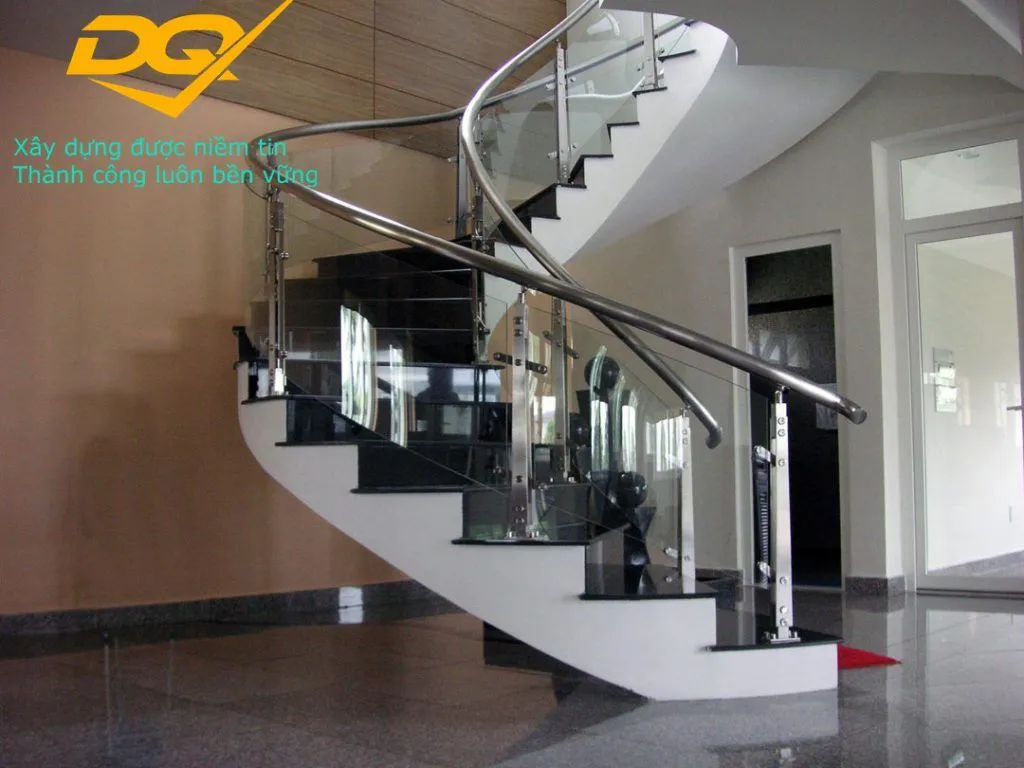 Thi công cầu thang kính gỗ hiện đại mang lại vẻ đẹp đẳng cấp cho không gian