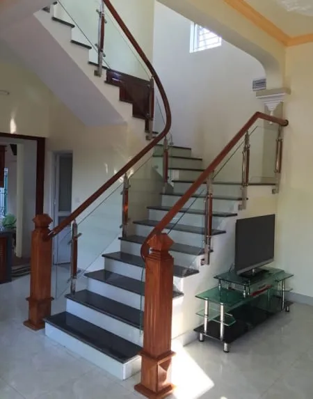 Alt: Mẫu cầu thang kính cường lực cho nhà hẹp tối ưu diện tích