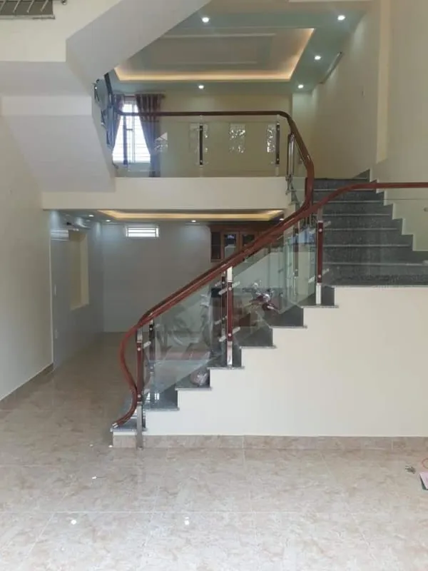 Alt: Lắp đặt cầu thang kính cho nhà ống hẹp mang lại ánh sáng tự nhiên