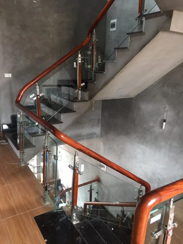 Alt: Tổng hợp các mẫu cầu thang kính nhà tầng đẹp sang trọng nhất