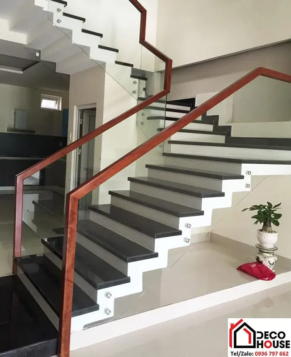 Alt: Mẫu cầu thang kính tay vịn gỗ vuông sang trọng cho biệt thự