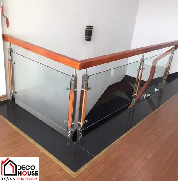 Alt: Mẫu cầu thang kính tay vịn gỗ vuông sử dụng trụ dài vững chãi