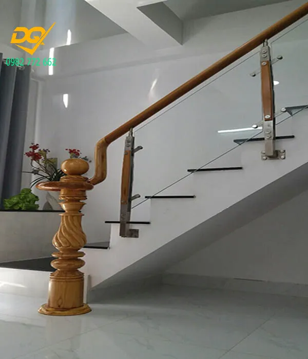 Hệ thống trụ dài chắc chắn cho cầu thang kính hiện đại