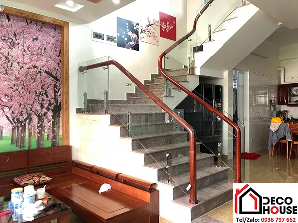 Alt: Hình ảnh cầu thang kính trụ lửng tay vịn gỗ tròn hoàn thiện