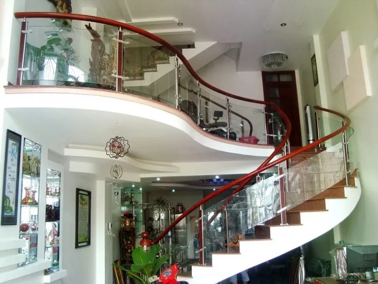 Alt: Sự kết hợp hoàn hảo giữa kính cường lực và tay vịn gỗ uốn cong