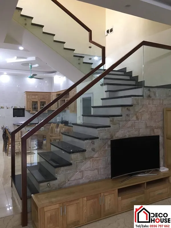 Alt: Thi công mẫu cầu thang kính lan can không trụ hiện đại tối giản