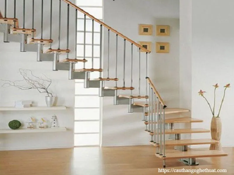 Mẫu cầu thang sắt mặt bậc gỗ thiết kế xương cá hiện đại giúp tối ưu không gian