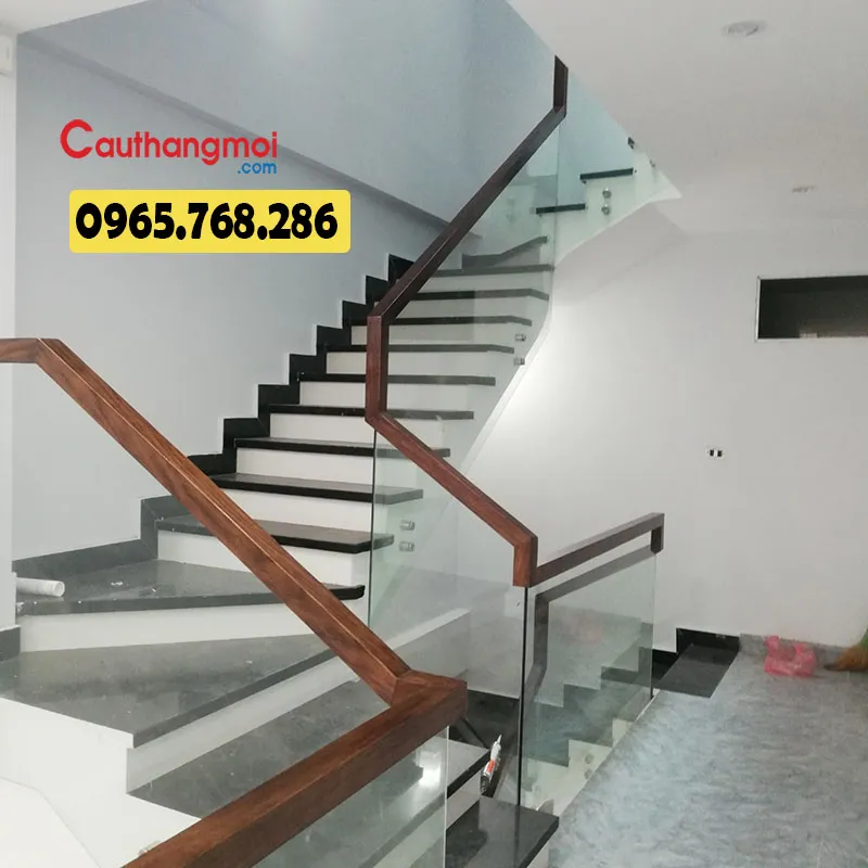 Mẫu cầu thang tay vịn gỗ kết hợp lan can kính sang trọng, hiện đại