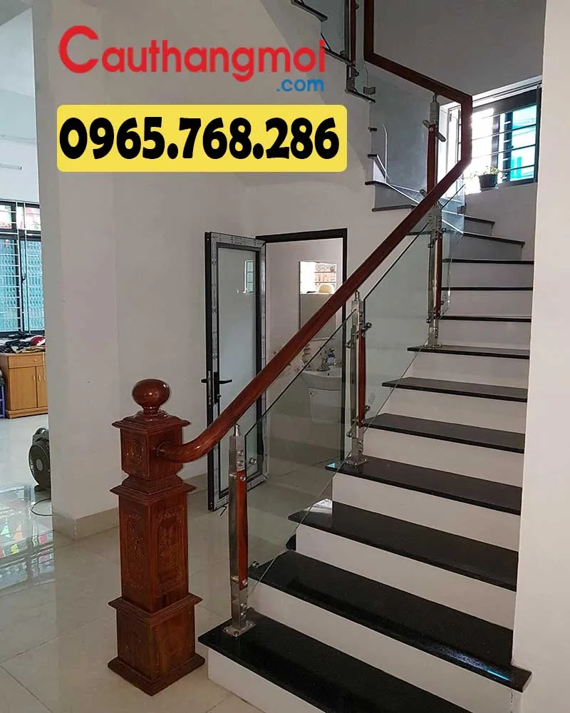 Thiết kế cầu thang lan can kính kế hợp tay vịn gỗ Lim cao cấp phổ biến hiện nay