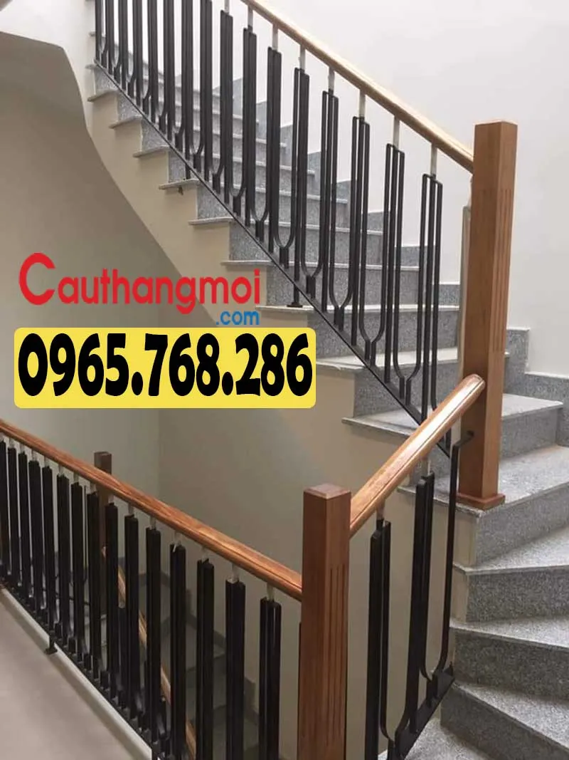 Thiết kế cầu thang nhà phố với tay vịn gỗ kết hợp lan can sắt đơn giản