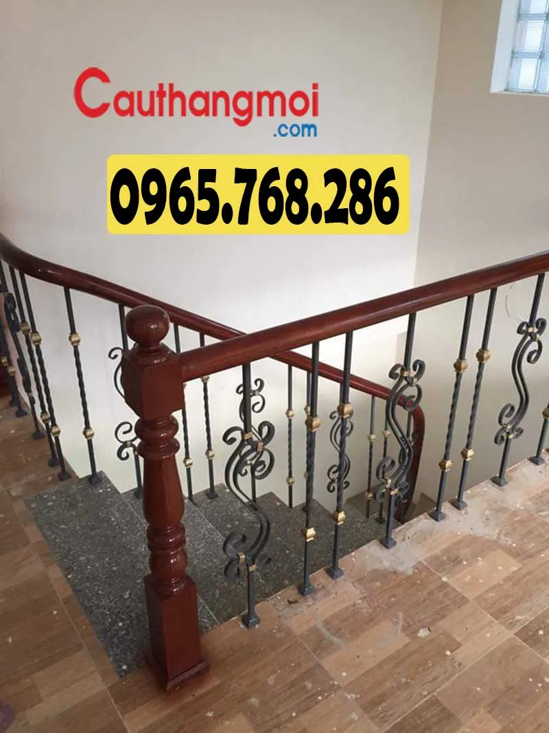 Thiết kế cầu thang với tay vịn gỗ, kết hợp lan can sắt nhẹ nhàng phù hợp với không gian nhà không quá rộng