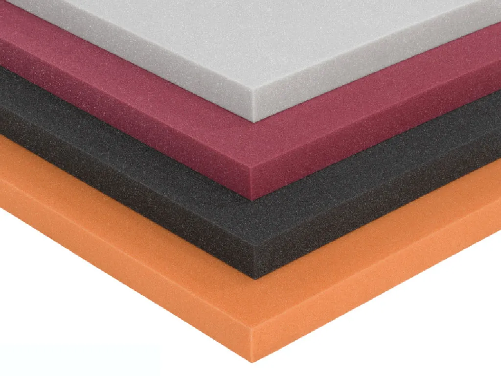 Cận cảnh ruột mousse cao cấp được dùng để làm nệm lót ghế gỗ, với độ đàn hồi cao và dễ cắt gọt.