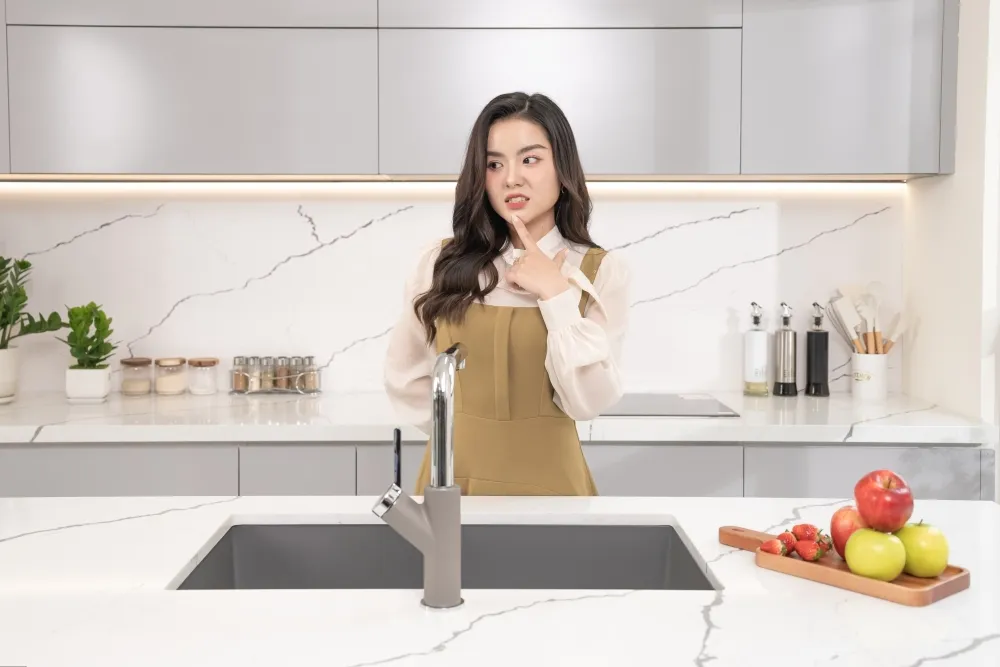 Chậu rửa bát âm bàn đá được lắp đặt liền mạch, sang trọng