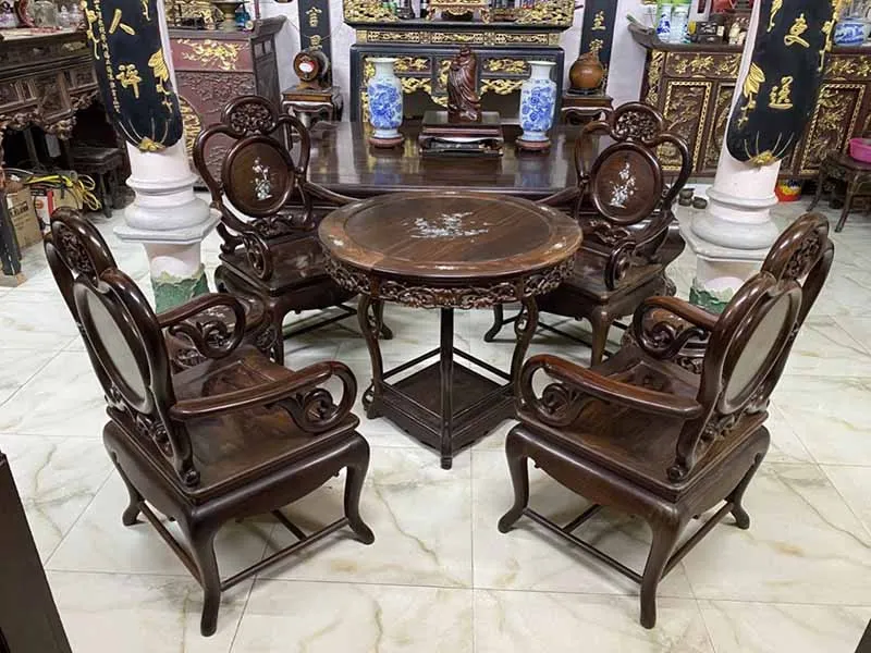 Hoa văn chạm khắc tinh xảo trên bàn ghế gỗ trắc, thể hiện tay nghề công phu