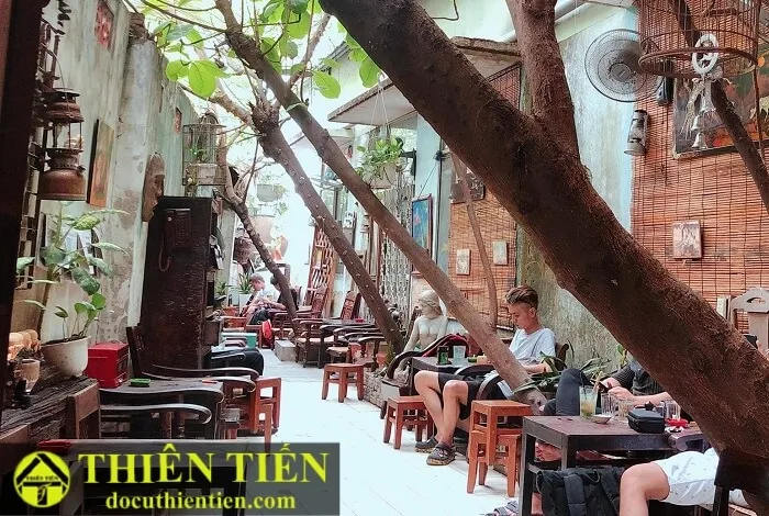 Tuyển chọn mẫu bàn ghế gỗ cà phê cũ phong cách Vintage Retro độc đáo