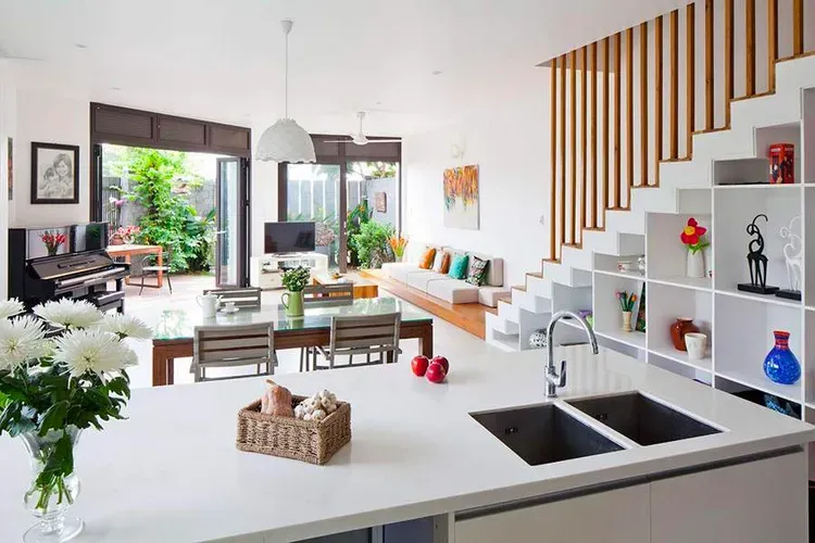 Chọn thiết kế cửa kính thay vì cửa gỗ giúp không gian phòng khách hướng ra thiên nhiên với tầm nhìn trọn vẹn, đồng thời giúp cho ngôi nhà đón ánh nắng tự nhiên tốt nhất.