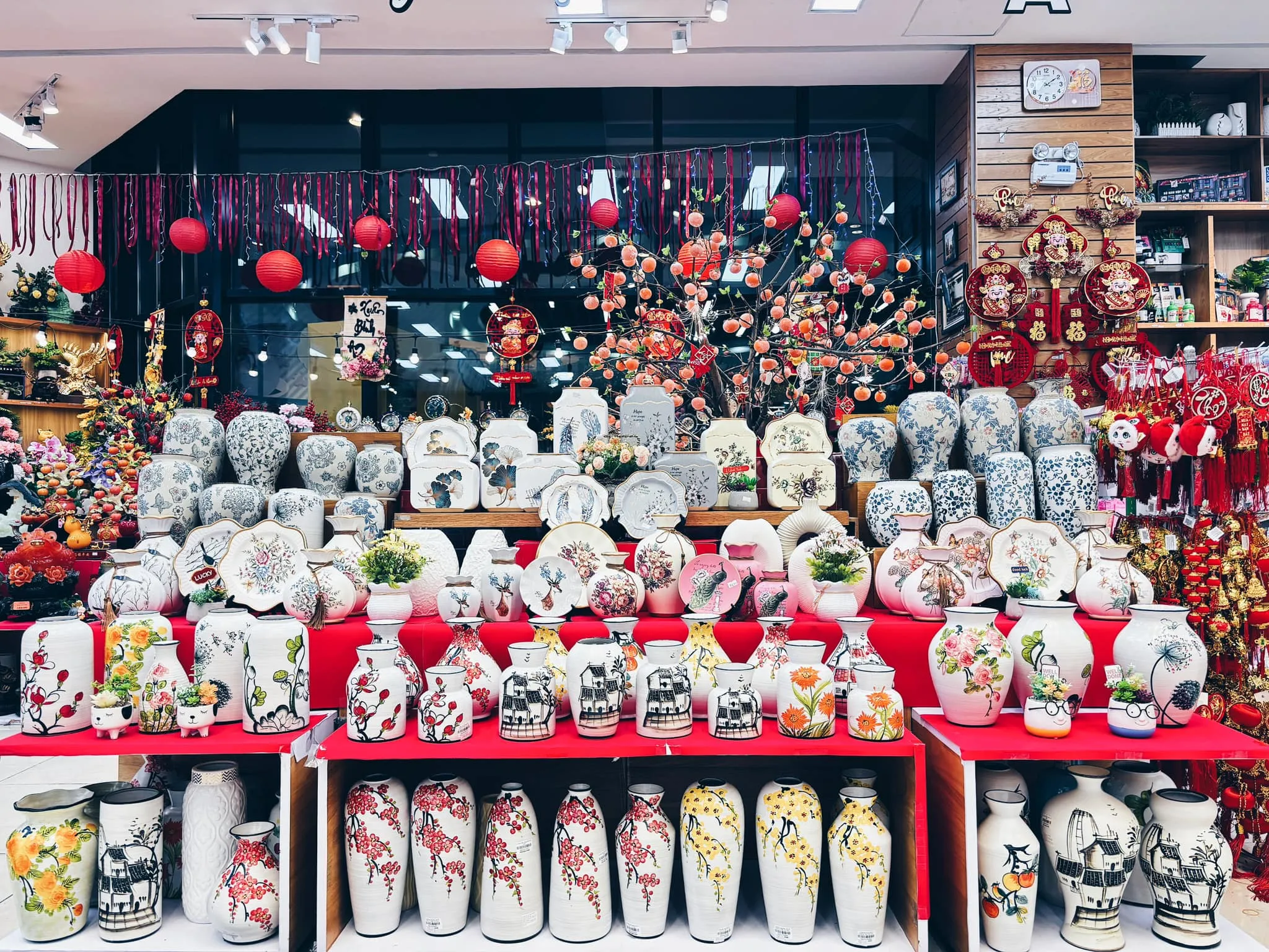 Phong cách trang trí Tết hiện đại với tông pastel và ánh kim cho cửa hàng thời trang. Nguồn: FAHASA