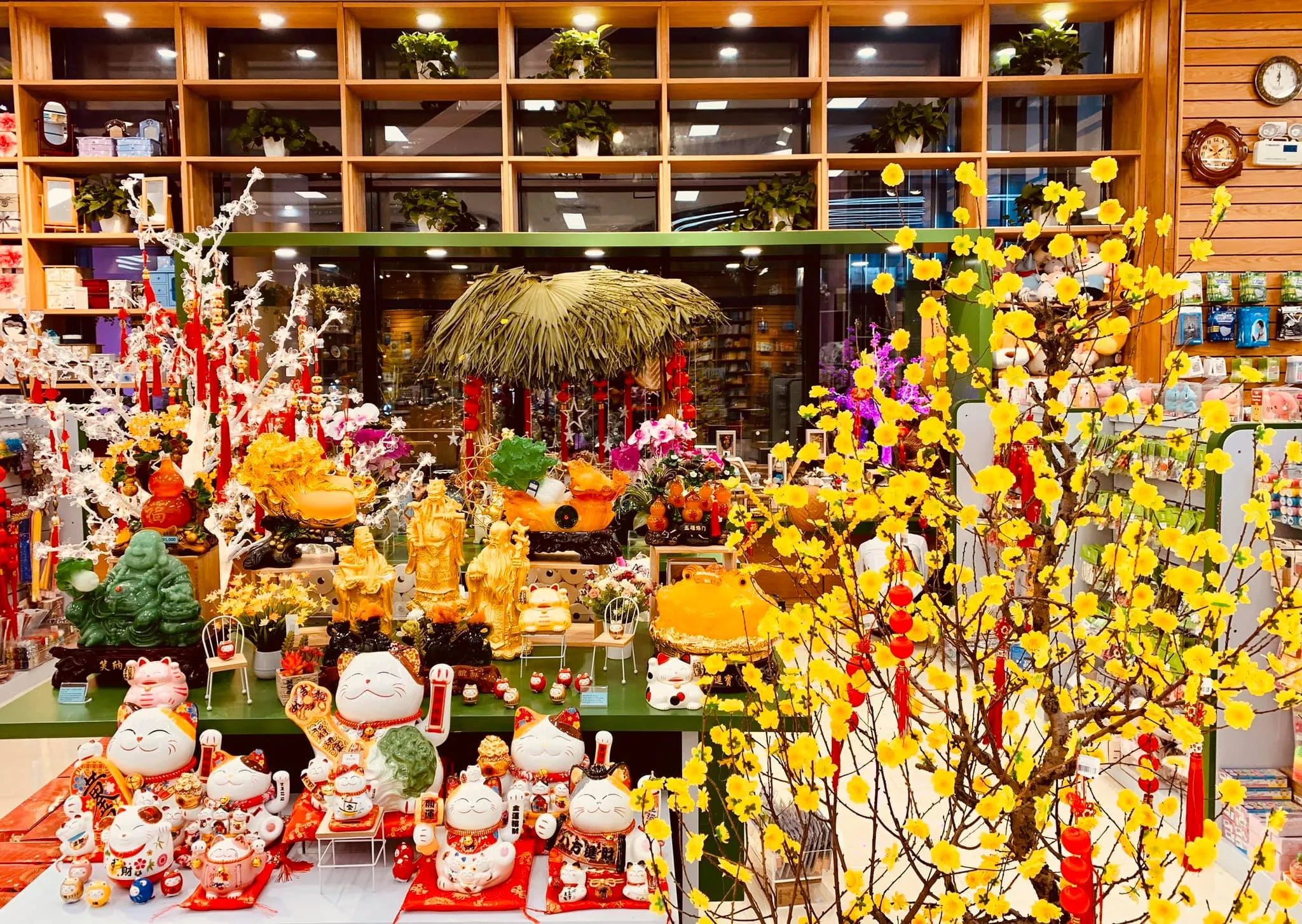 Mô hình Thần Tài và tiểu cảnh Tết tại quầy thu ngân cửa hàng cầu tài lộc đầu năm. Nguồn: FAHASA