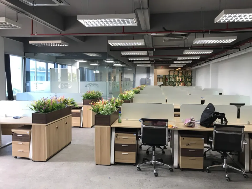 Hình ảnh vách ngăn kính cường lực cho văn phòng và bàn làm việc tại công trình R-PAC