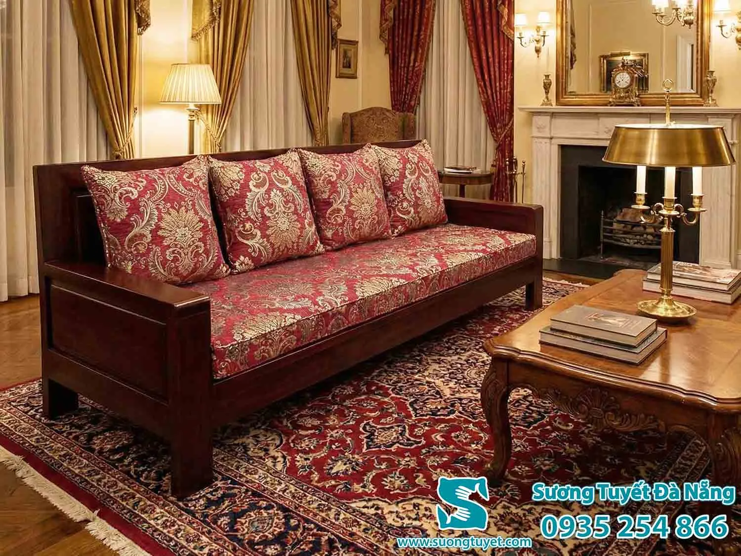 Bộ nệm ghế vải gấm hoa cổ điển trang trọng, tạo điểm nhấn nổi bật trong không gian nhà truyền thống.