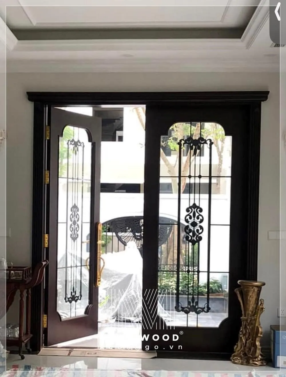 Cửa gỗ 2 cánh giúp tạo không gian mở rộng và thông thoáng cho ngôi nhà