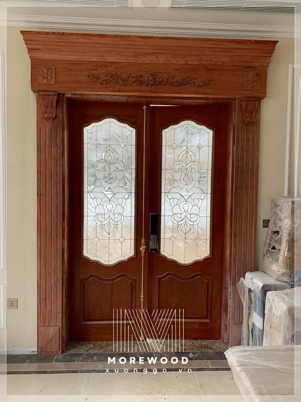 Sự kết hợp hoàn hảo giữa gỗ tự nhiên và kính cường lực trong thiết kế cửa