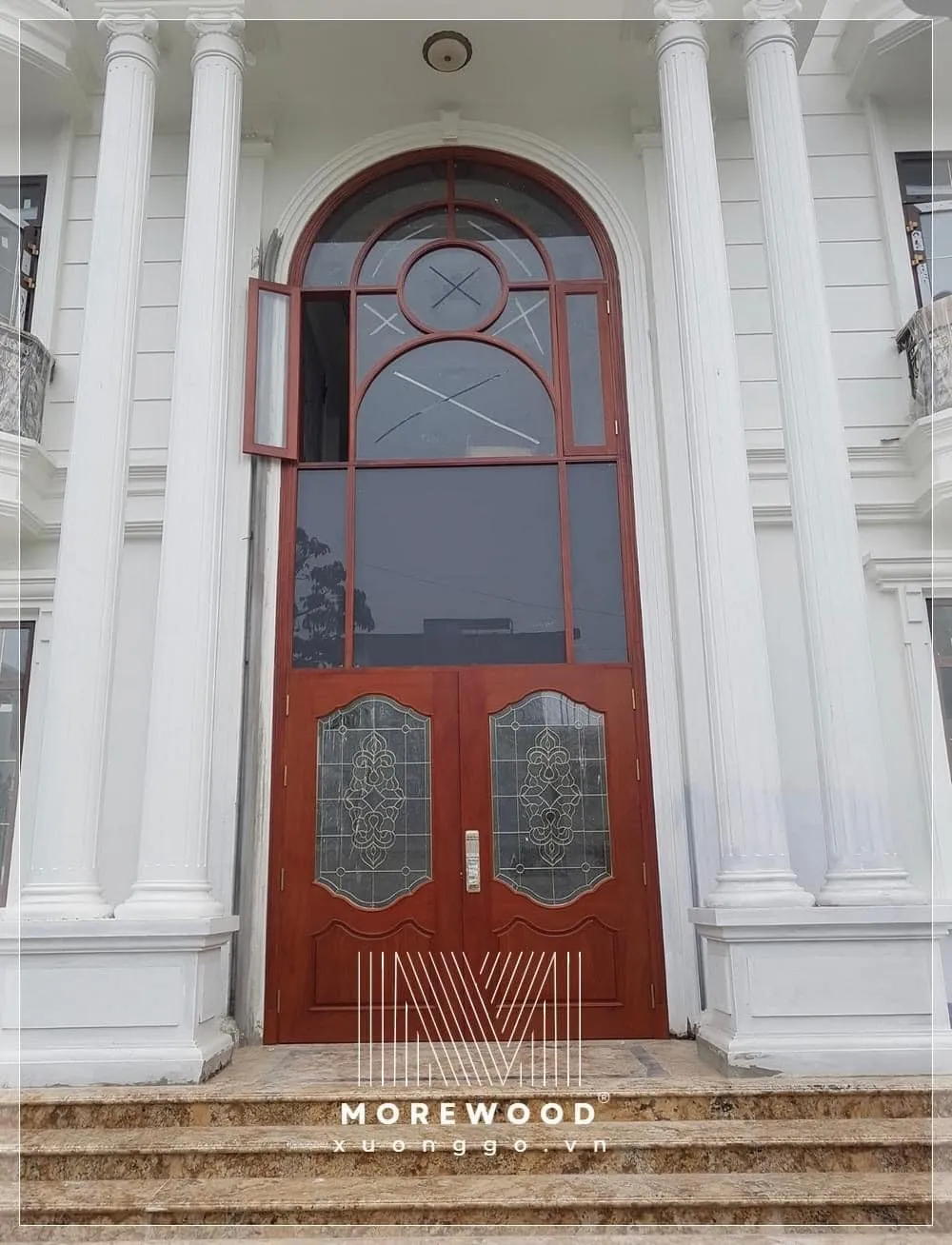 Mẫu cửa gỗ tân cổ điển với những chi tiết chạm khắc tinh xảo và đẳng cấp