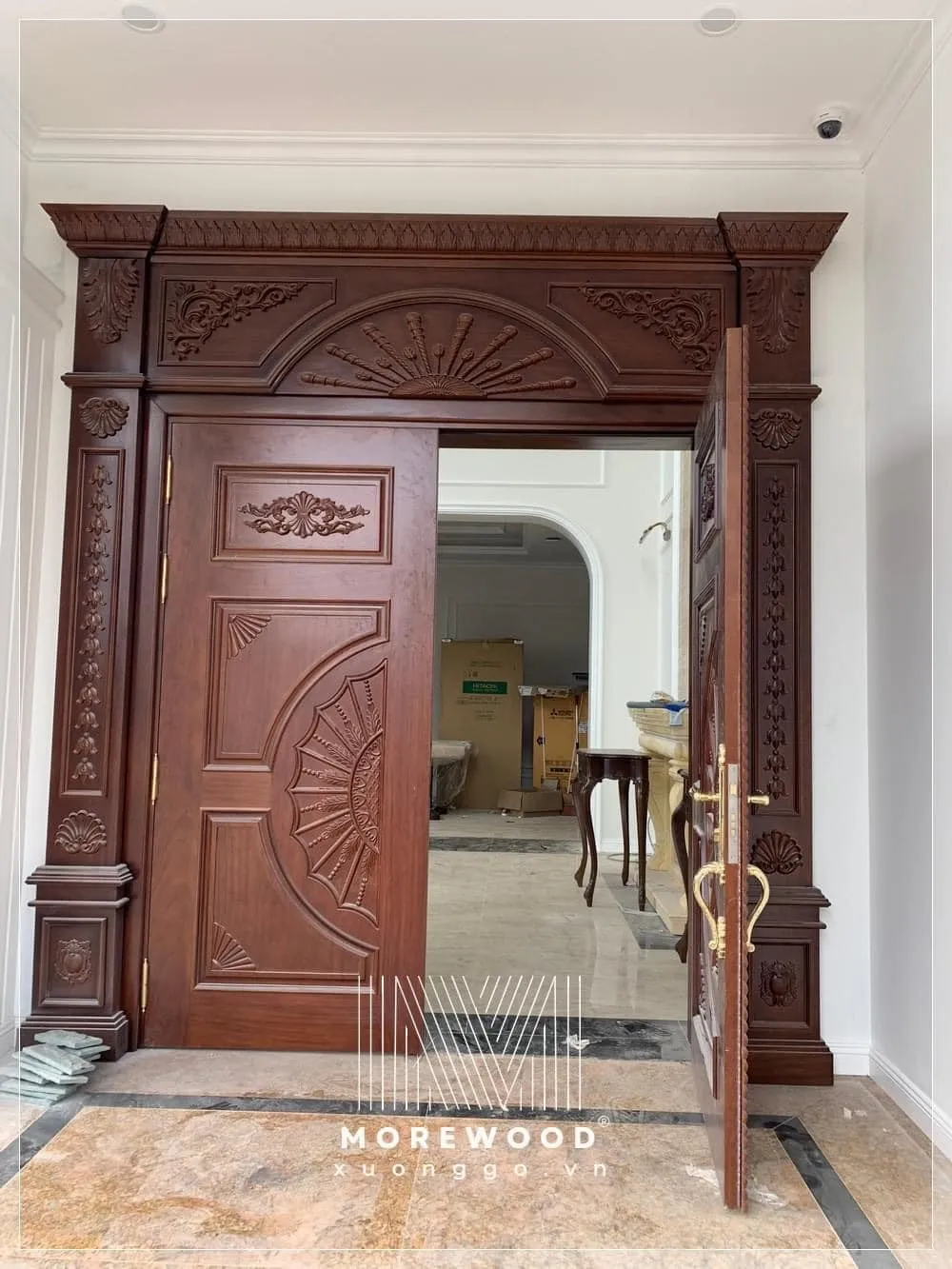 Thiết kế cửa gỗ 2 cánh hiện đại với những đường nét tối giản và thanh lịch