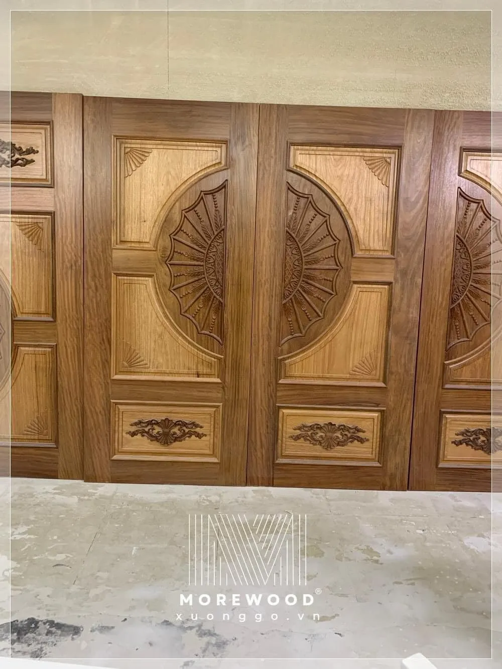 Cửa gỗ 2 cánh sử dụng chất liệu gỗ tự nhiên cao cấp mang lại vẻ đẹp bền vững