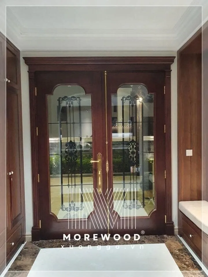 Mẫu cửa gỗ 2 cánh đẹp với thiết kế đối xứng hoàn hảo cho biệt thự