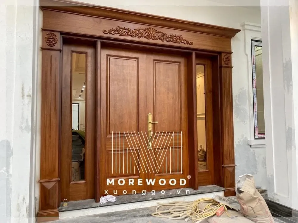 Hệ thống bản lề và khóa cửa cao cấp giúp bộ cửa vận hành êm ái và an toàn