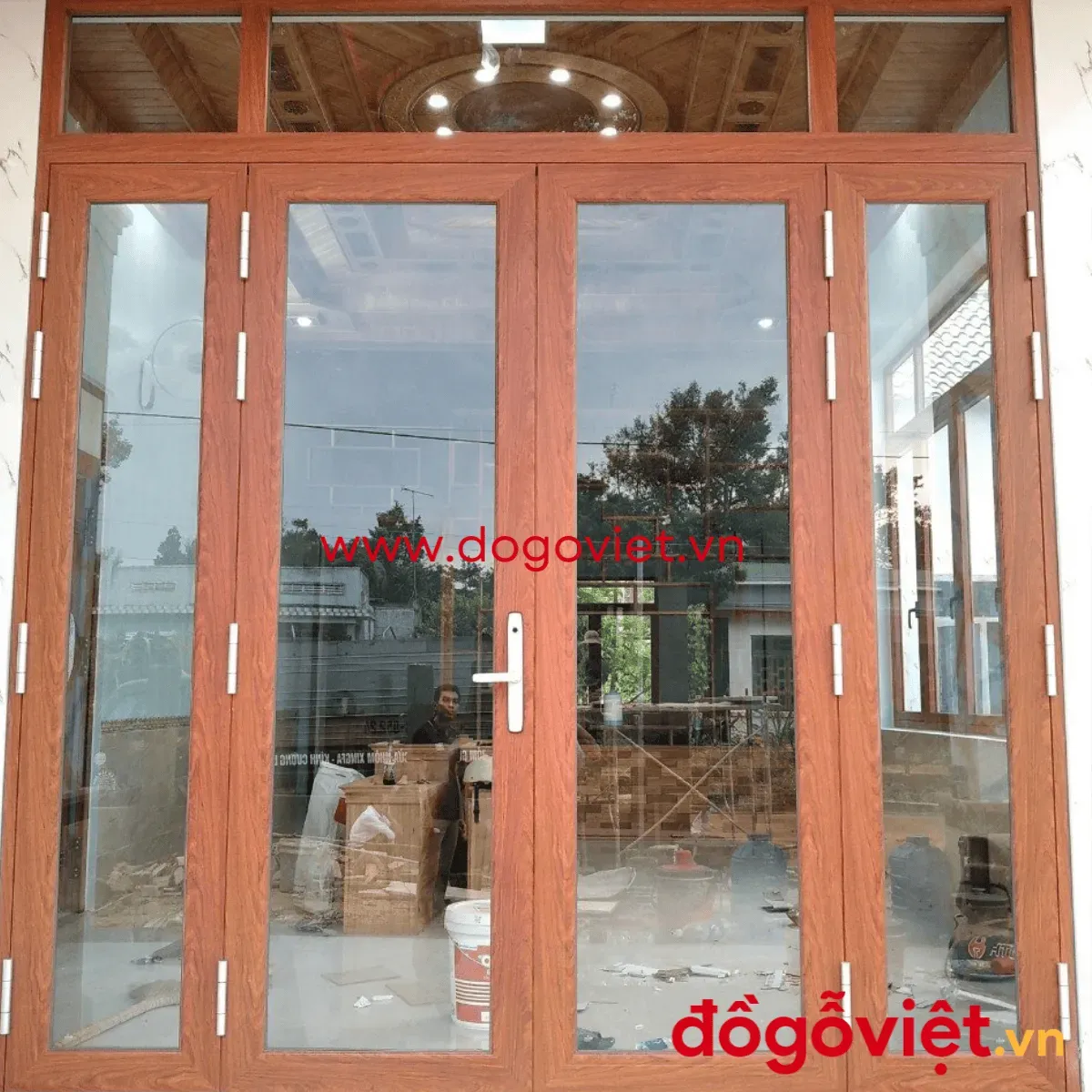 Cửa 4 cánh gỗ tự nhiên hiện đại