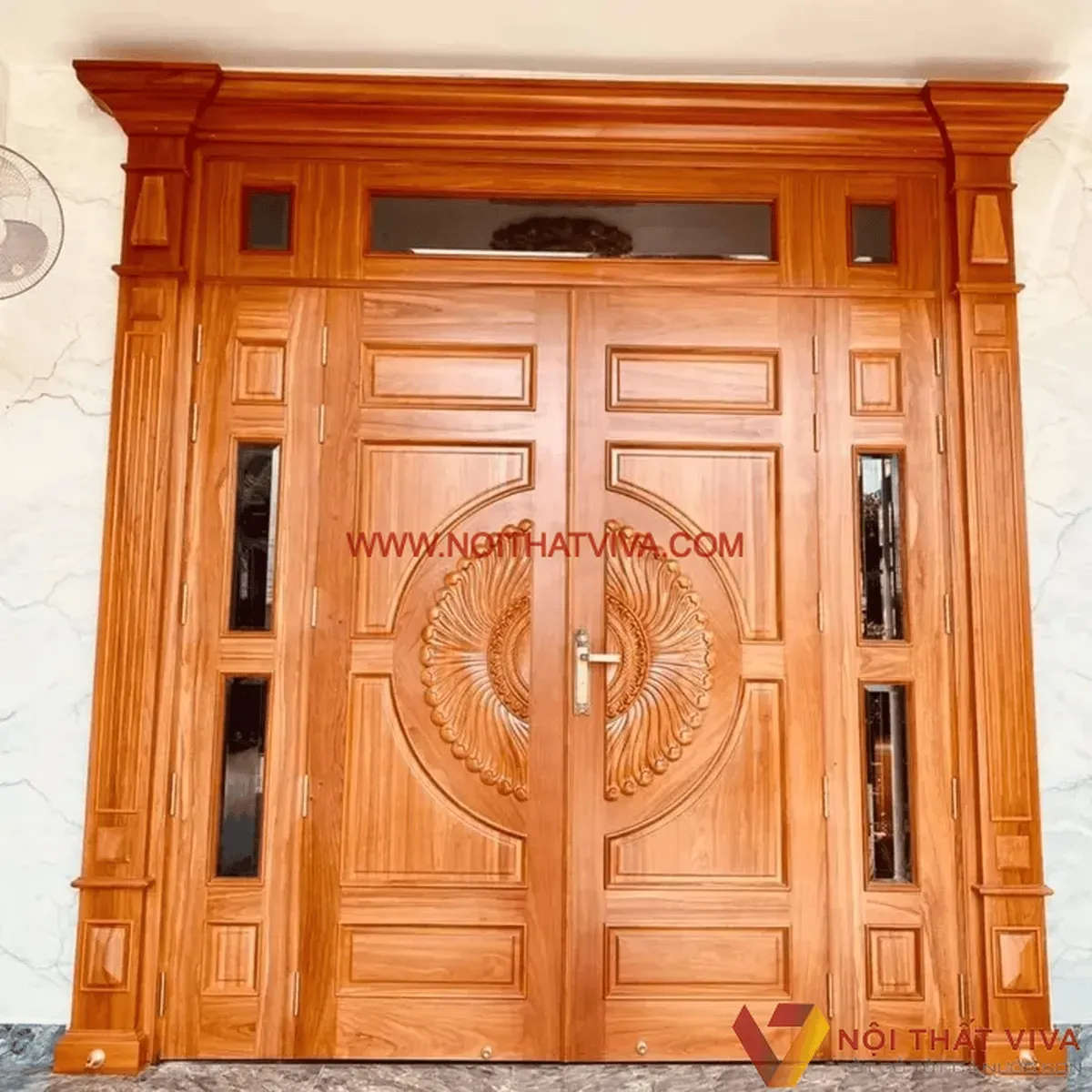 Cửa 4 cánh gỗ tự nhiên tối ưu ánh sáng