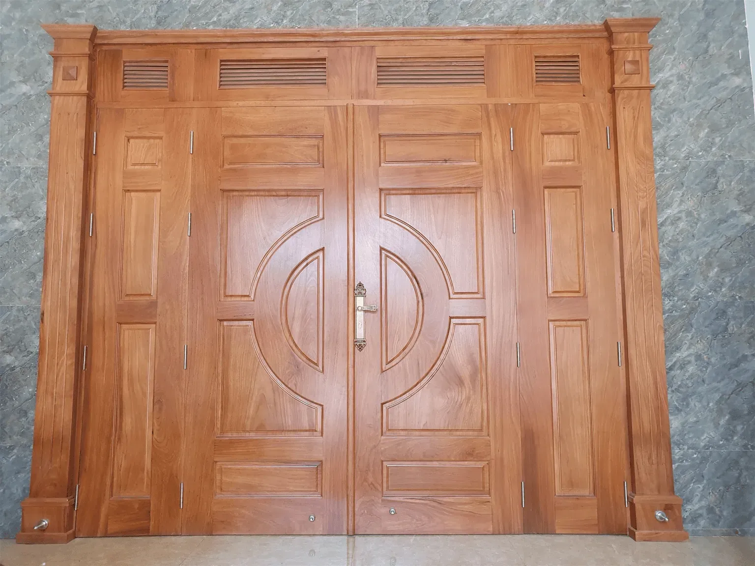 Cửa 4 cánh gỗ tự nhiên vân đẹp