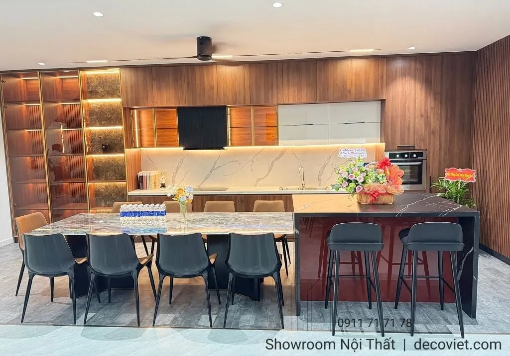 Tủ bếp chữ L gỗ công nghiệp phủ acrylic trắng bóng gương tại Thủ Dầu Một