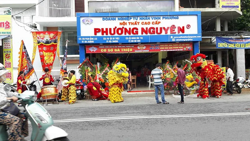 Showroom Phương Nguyên với nội thất nhập khẩu cao cấp