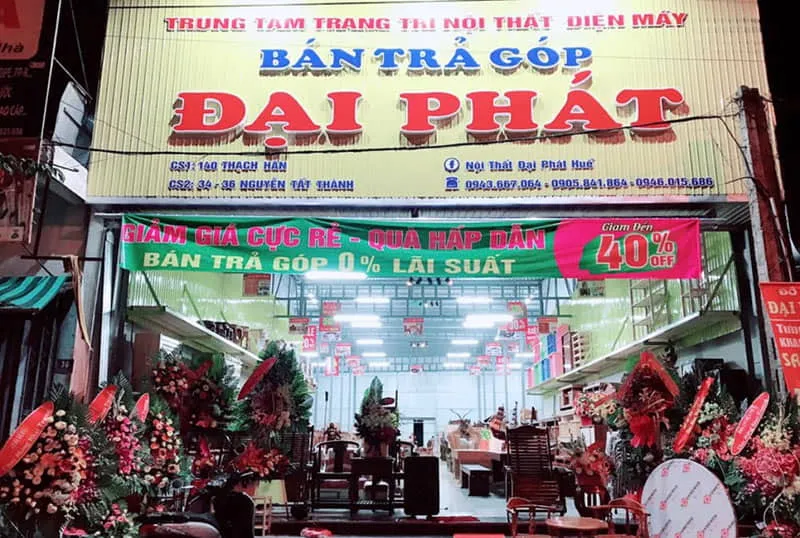 Cửa hàng Đại Phát Huế trưng bày giường ngủ gỗ sồi và tủ quần áo