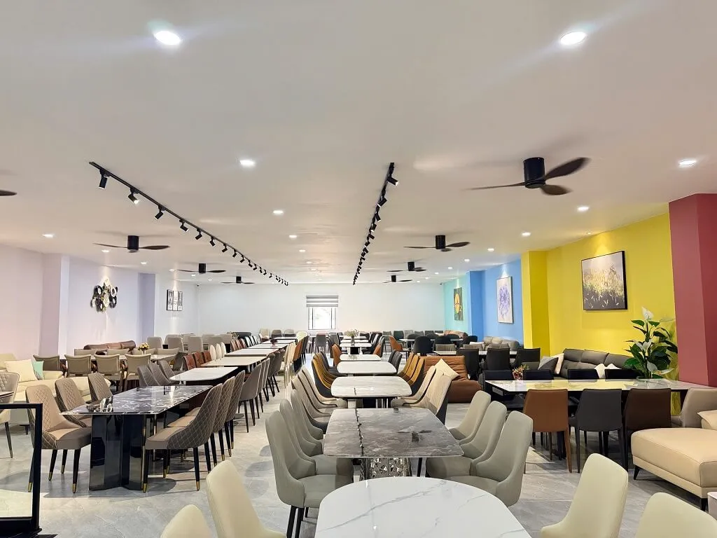 Không gian phòng khách hiện đại với bàn trà gỗ sồi Nga và kệ tivi veneer óc chó