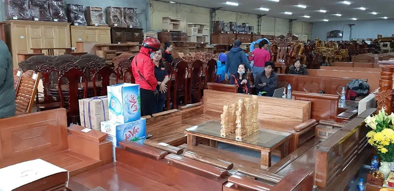 Cửa hàng Minh Quốc trưng bày bàn ăn gỗ sồi và ghế bọc nỉ