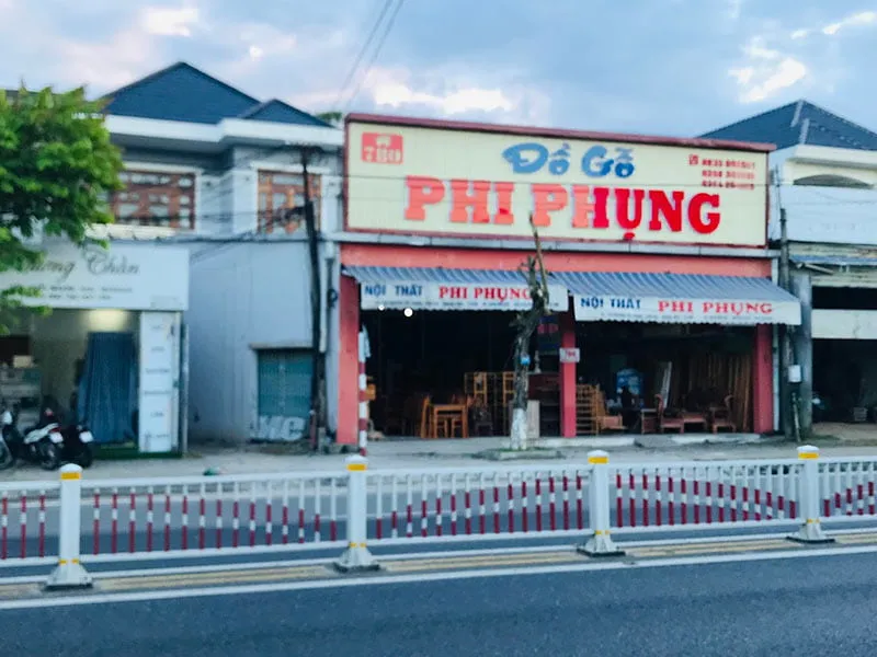 Cửa hàng Phi Phụng trưng bày giường ngủ và tủ quần áo