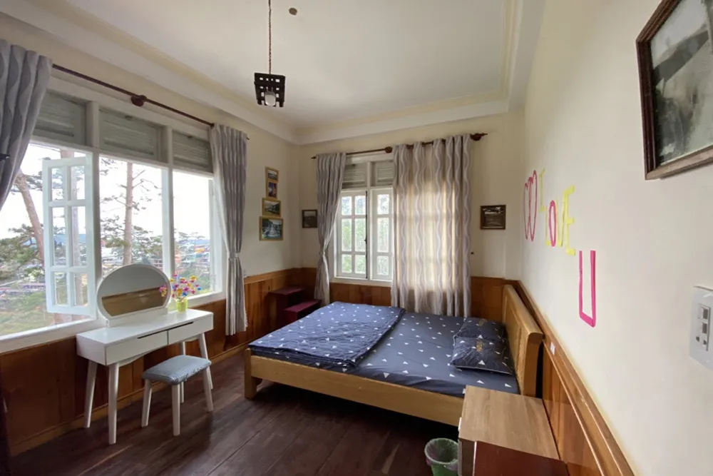 Khắc phục đầu giường dưới cửa sổ