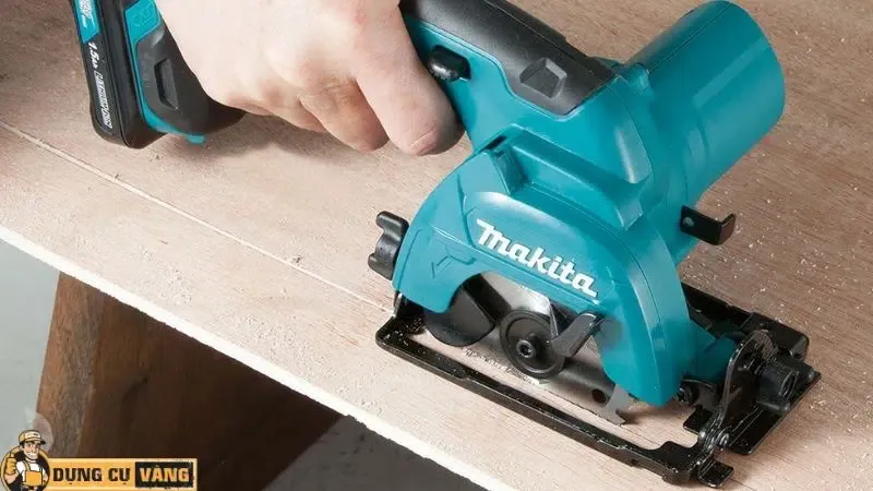 Ưu điểm của máy cưa gỗ Makita bao gồm khả năng cắt chính xác và hệ thống bảo vệ an toàn tối ưu