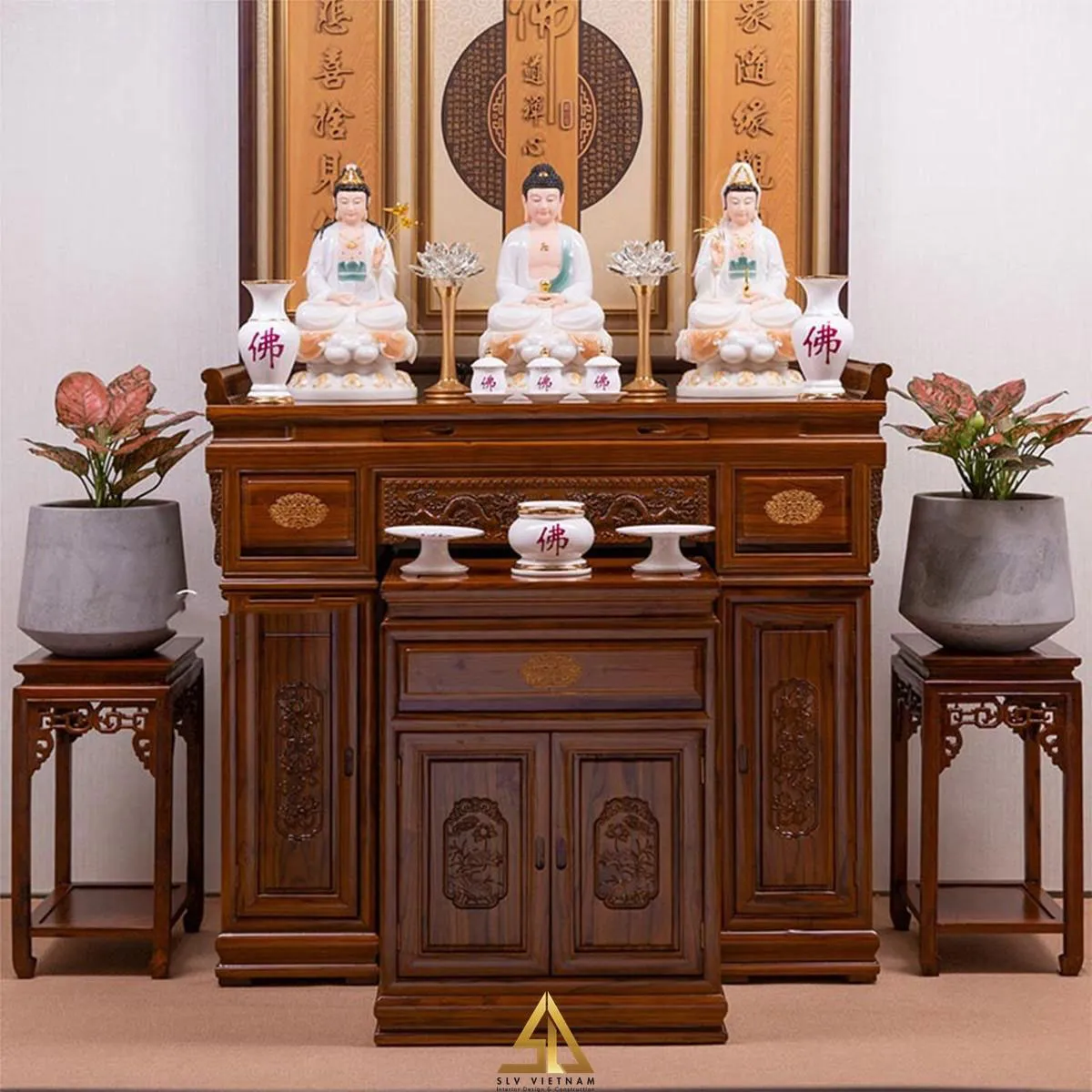 Đặt đồ lễ trên bàn thờ kết hợp bố trí 2 chậu cây xanh bên cạnh