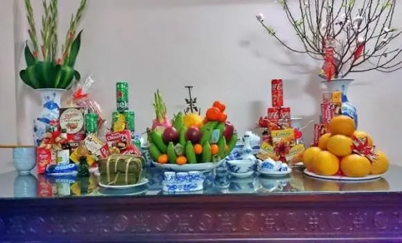 Bày mâm ngũ quả và bình hoa theo đúng vị trí Đông bình tây quả trên bàn thờ