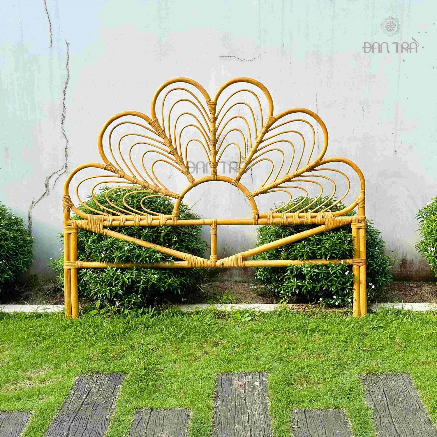 Đầu giường cánh hoa uốn lượn